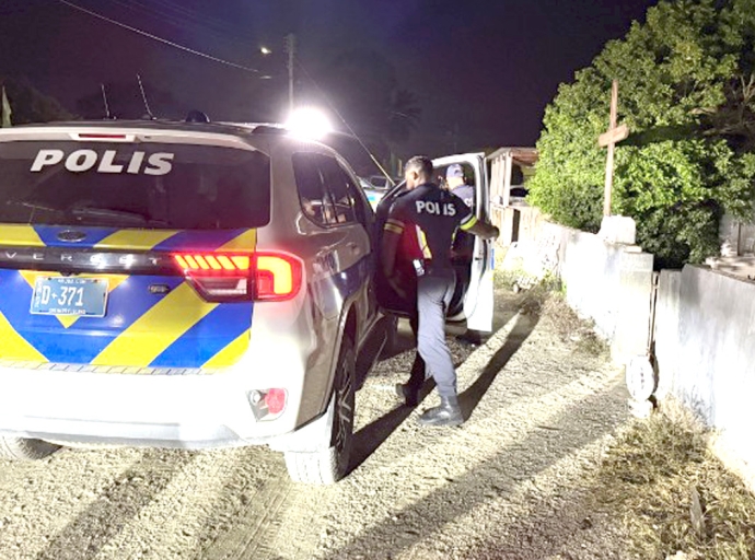 Polisnan buscando homber canando cu rifle anochi den Dakota