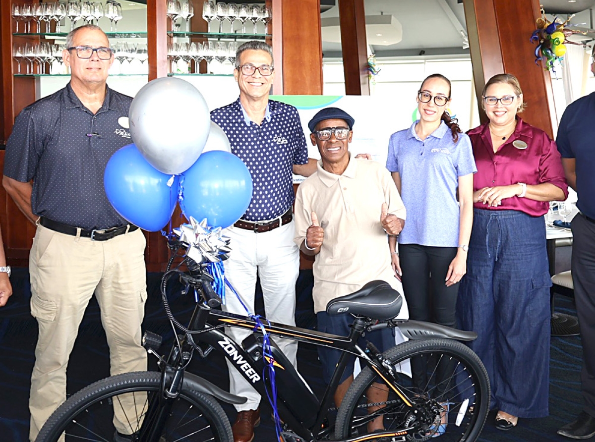 Famia di Divi a regala Lord Lally un E-bike