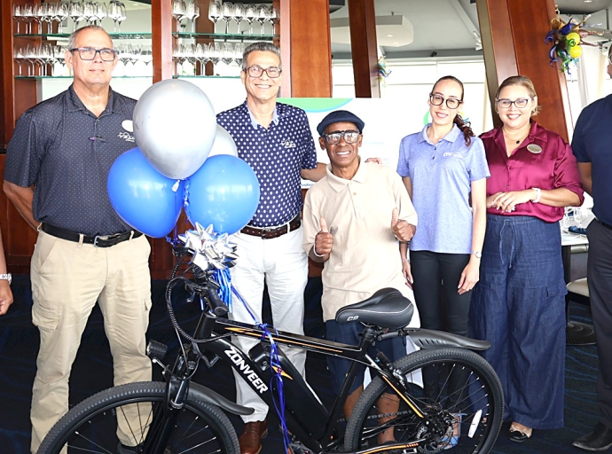 Famia di Divi a regala Lord Lally un E-bike
