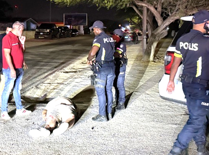 Auto a dal peaton crusando caya den marduga