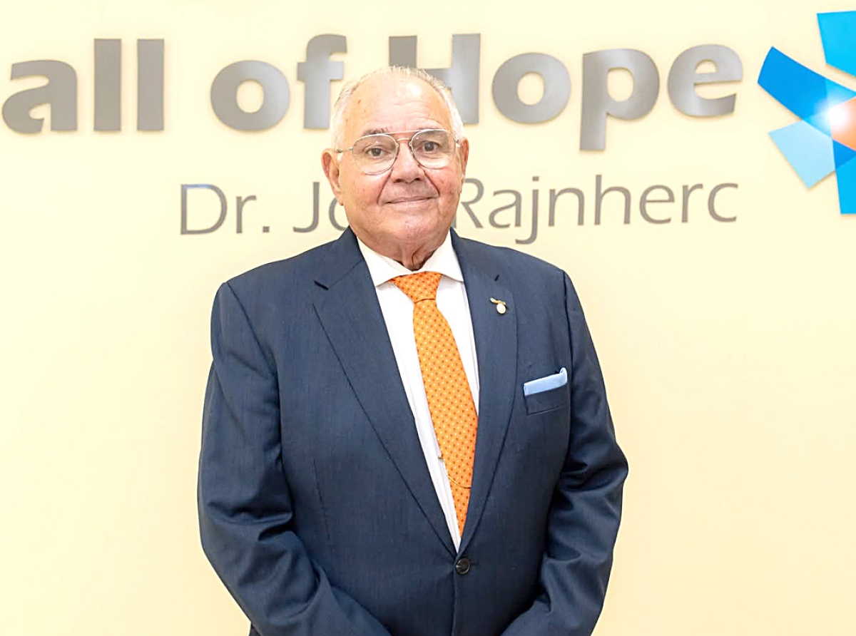 Dialuna mainta a informa personalmente tur empleado cu nan Director a fayece