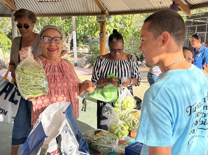 Di awor en adelante ta riba tur Diasabra tin Mercado Santa Rosa