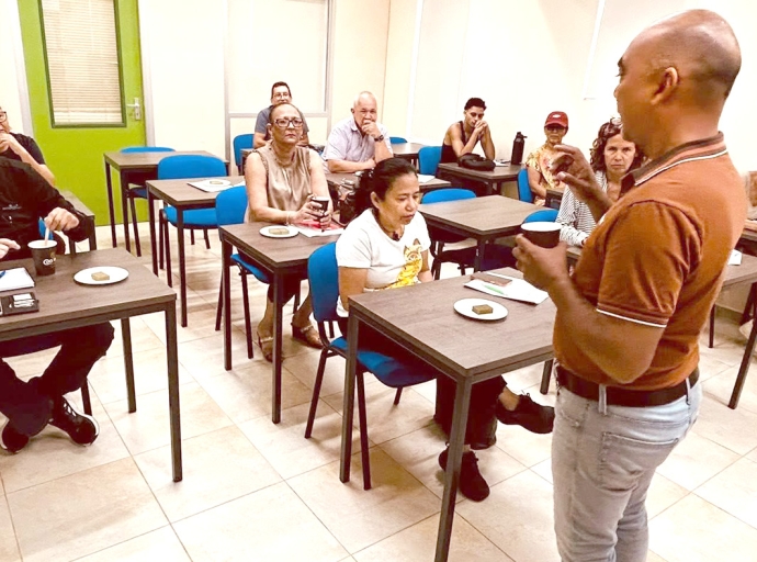 Comunidad ta sigui cu interes pa planta den nan cura uzando Hydroponics