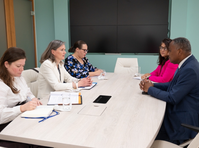 Representante permanente di Nacionnan Uni ta haci bishita di introduccion cerca Minister DowersRepresentante permanente di Nacionnan Uni ta haci bishita di introduccion cerca Minister Dowers