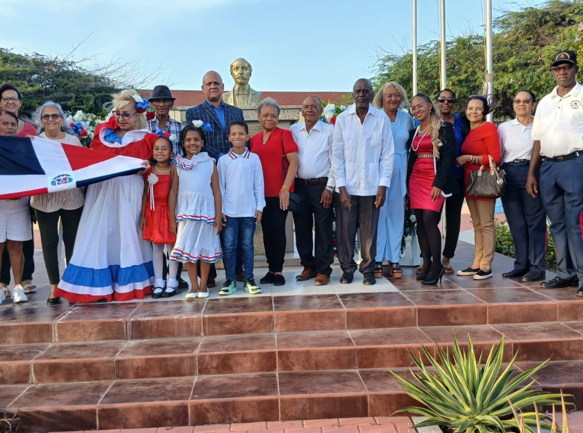 Fundacion cu ofrenda floral na Plaza Juan Pablo Duarte