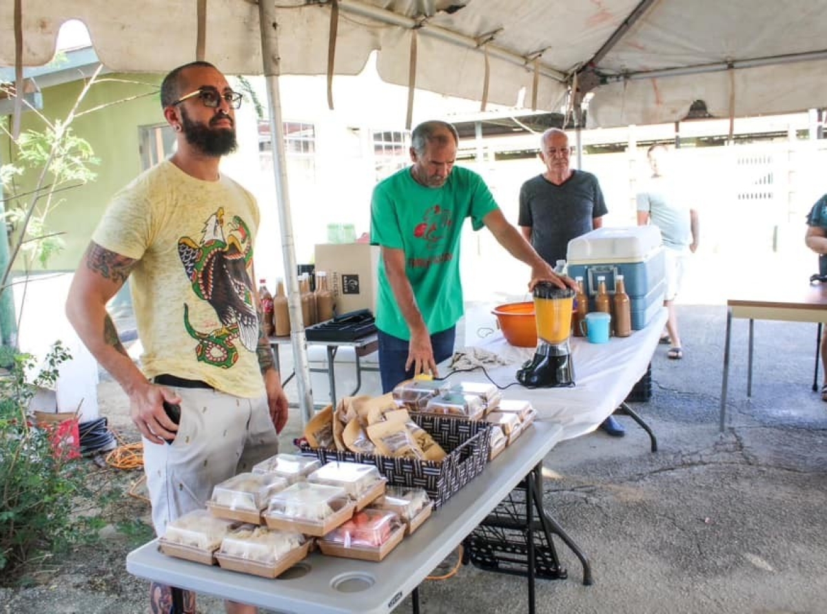 Ministro Geoffrey Wever stimulando comunidad pa mercado semanal di Santa Rosa