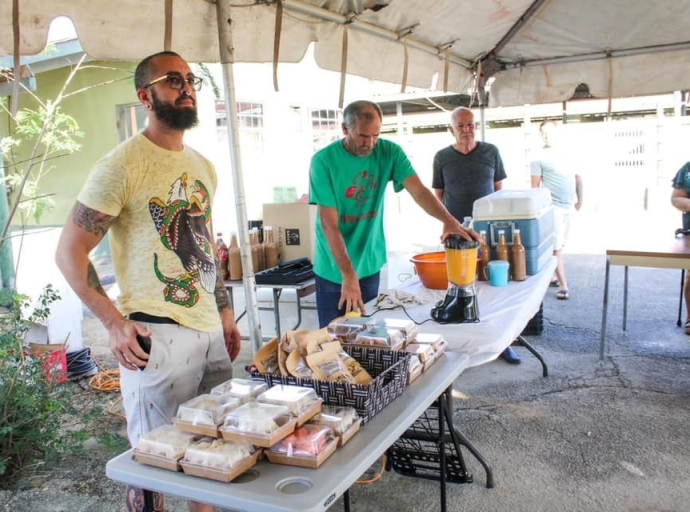 Ministro Geoffrey Wever stimulando comunidad pa mercado semanal di Santa Rosa