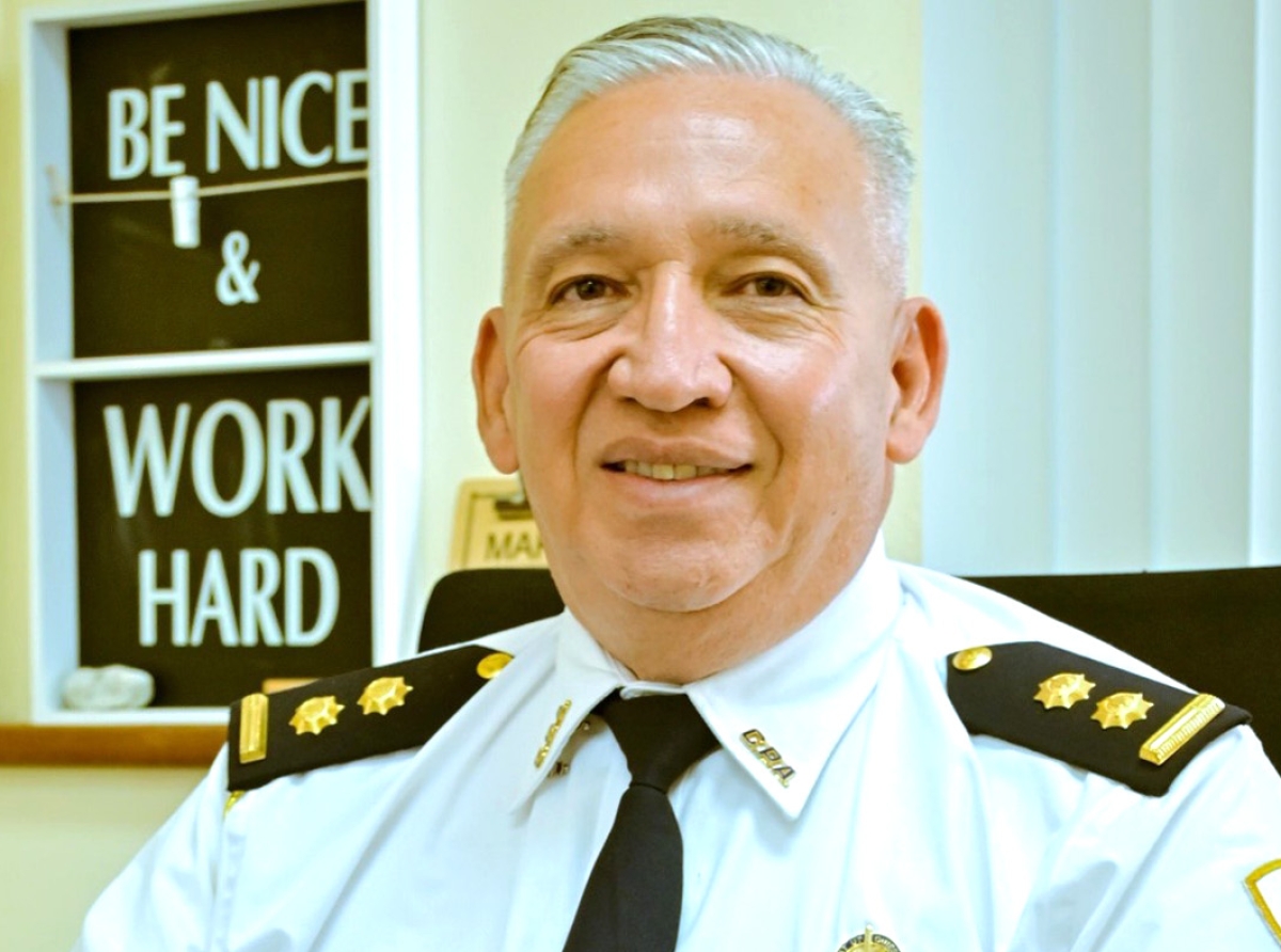 Comisario di Polis Uniforma Silvio de Mey mustrando di ta agradecido