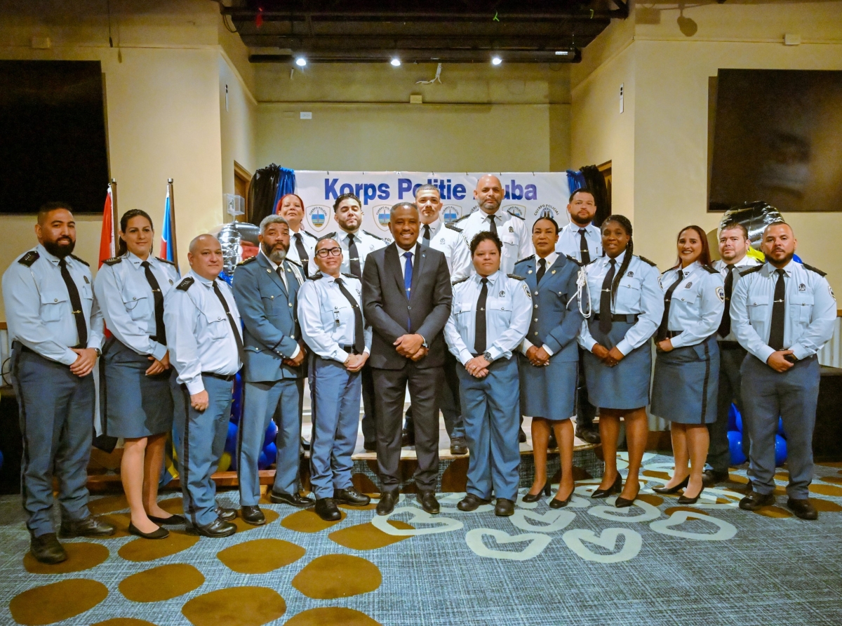 Bintinuebe studiante a huramenta y 14 polis a ricibi nan diploma di liderazgo