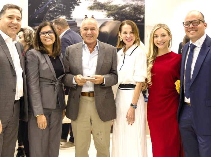 Aruba Tourism Authority a honra Ewald Biemans pa 45 aña di dedicacion na ITB Berlin