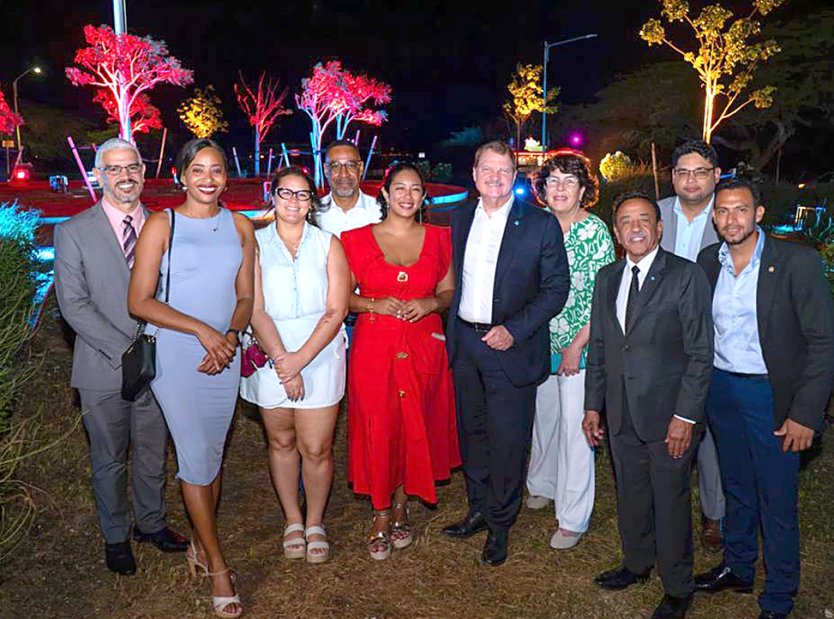 Rotonde dilanti Cas di Cultura ilumina color patriotico den marco di celebracion nacional