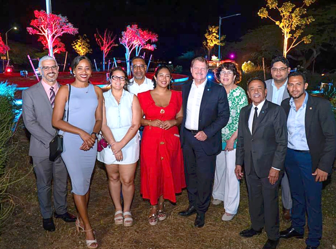 Rotonde dilanti Cas di Cultura ilumina color patriotico den marco di celebracion nacional