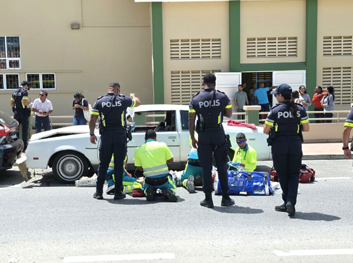 Adulto mayor a bira malo tras di stuur y fayece den accident den De La Sallestraat