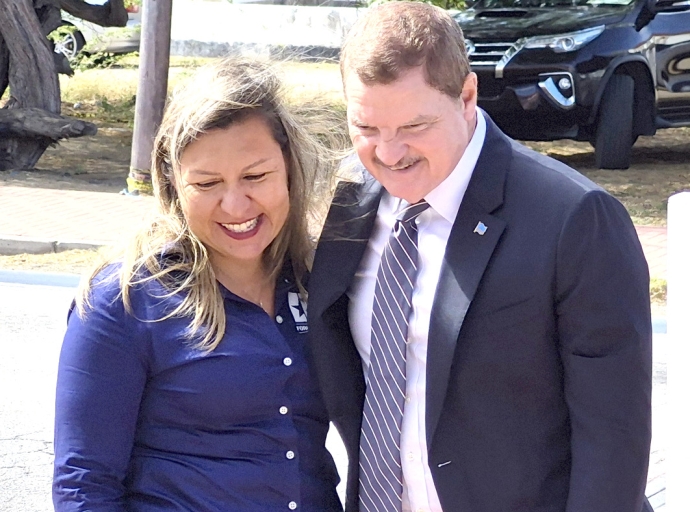 Premier Eman a felicita hobennan cu a termina e trayecto 19 di Formacion Social