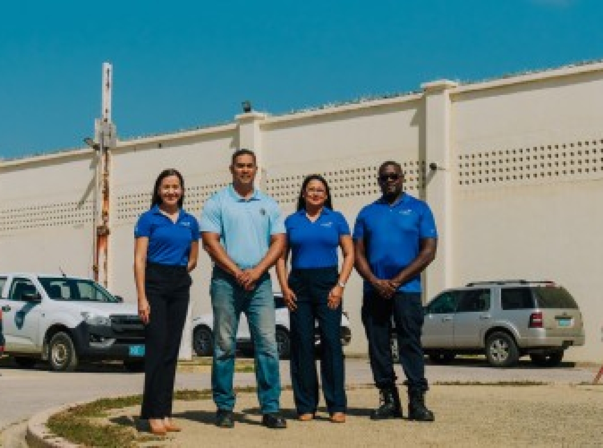 Wings of Hope di Aruba Airport Authority N.V. orguyosamente a aporta na Korrektie Instituut Aruba