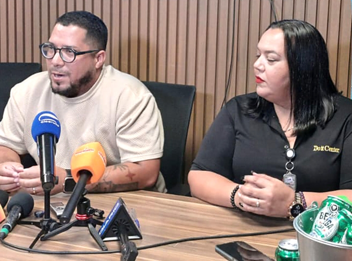 Tentnan di cuminda y bar bon surti no por falta pa celebra Dia Himno y Bandera