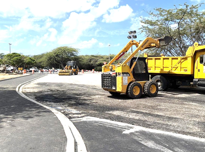 Trabaonan riba Urban Pocket Park na T-weg di Lacle Boulevard y Henny Eman Boulevard avanzando