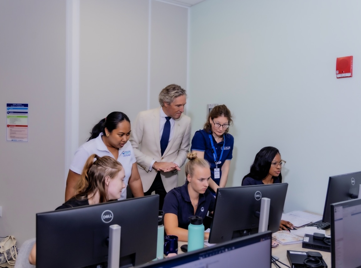 Hospital di Aruba celebrando momento historico cu sistema electronico nobo di pashent