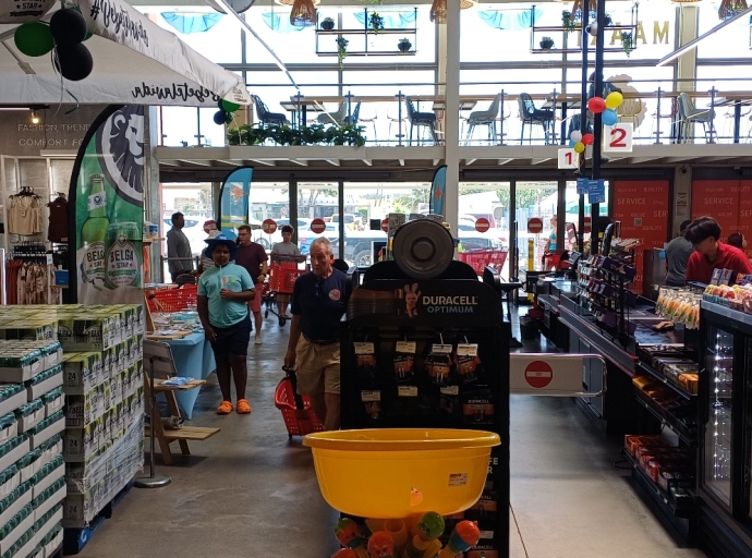 Pueblo en general cu tremendo acogida pa celebracion di Dia Nacional cu Super Do It Center