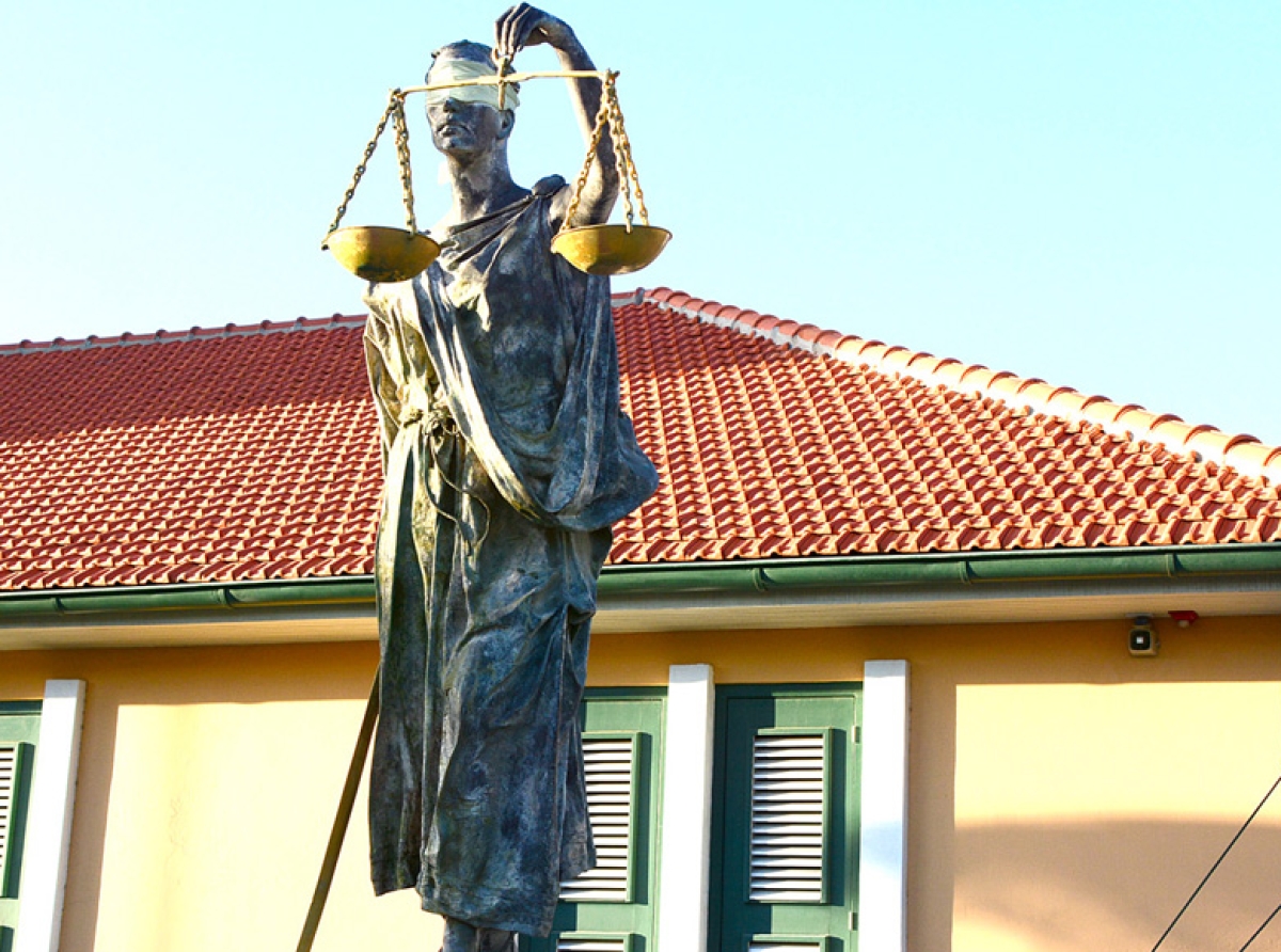 Hues a declara dos homber liber di posecion di arma di candela den auto  