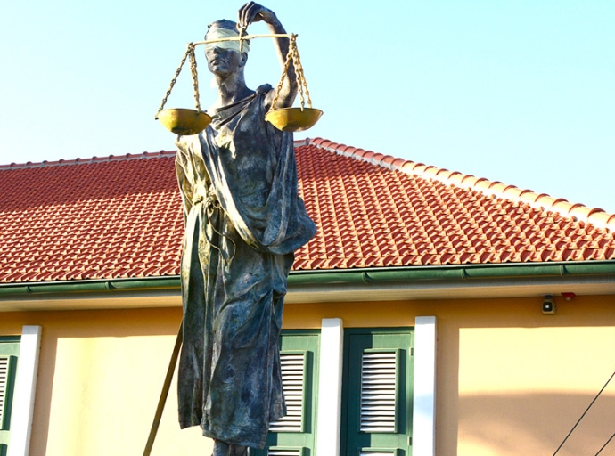 Hues a declara dos homber liber di posecion di arma di candela den auto  