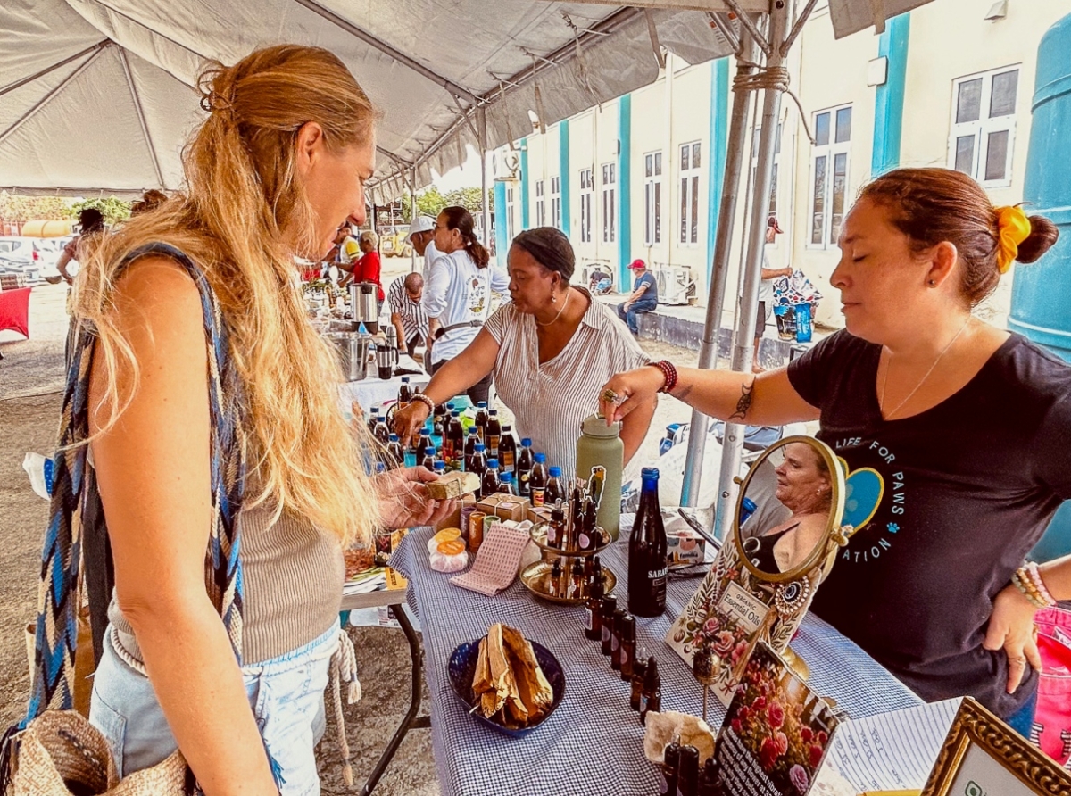 Minister Wever ta  felicita Santa Rosa, Comision Pro Cunukeronan Arubiano y tur​​ stakeholder pa un mercado exitoso