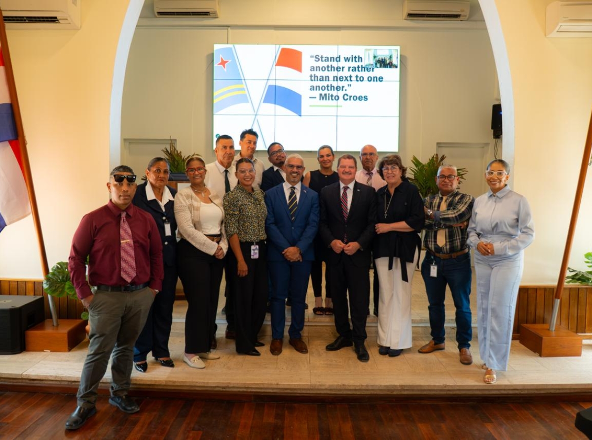 Robert Candelaria a gradua cum laude cu maestria den Governance & Leadership