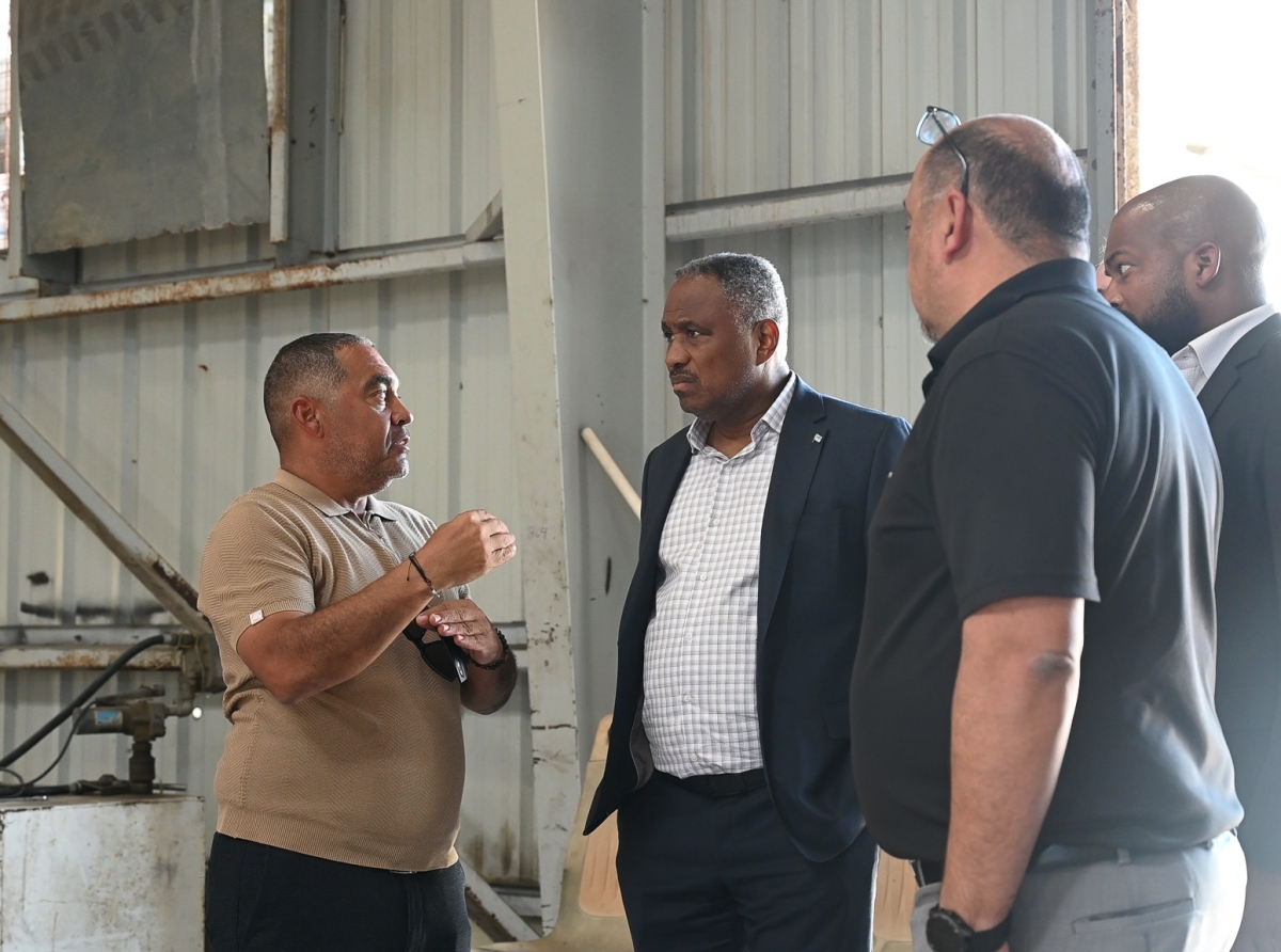 Minister Dowers a bay mira e situacion na Parkietenbos