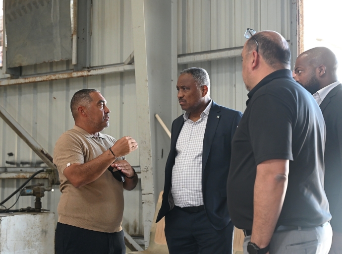 Minister Dowers a bay mira e situacion na Parkietenbos