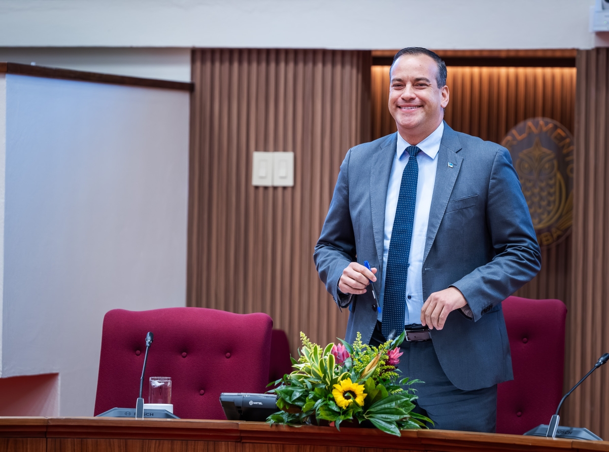 Minister Geoffrey Wever a entrega e ley pa crea Fondo di Inversion na Parlamento