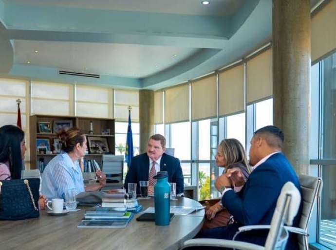 Gobierno ta explora colaboracion cu fundacion internacional pa fortalece cuido pa personanan cu discapacidad