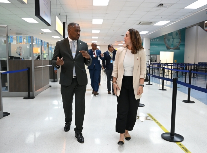 Aeropuerto di Aruba ta lidera den eficiencia y siguridad cu control di inmigracion