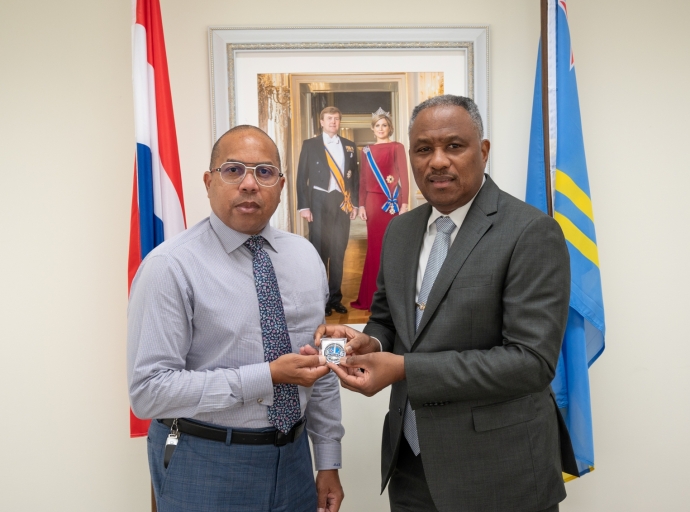 Minister di Husticia a ricibi moneda di reconocemento di CEA