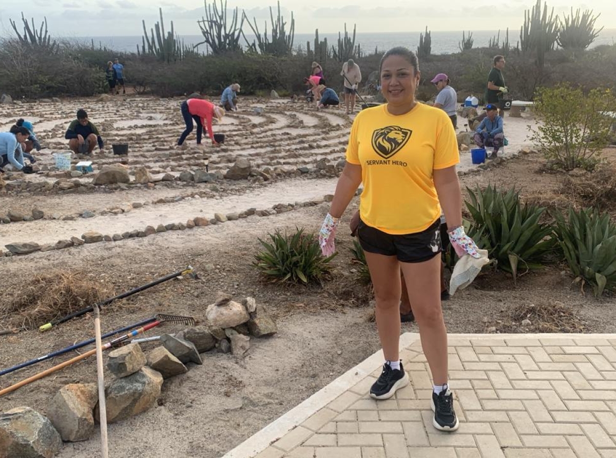 Aruba One Happy Island Lions Club a participa na actividad di limpiesa di laberinto patras di Kapel di Alto Visto