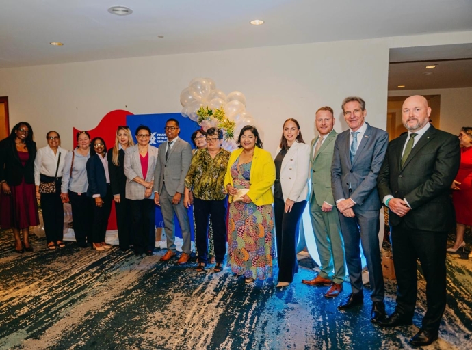 Parlamentario Xiomara Maduro ta felicita FIU Aruba cu nan 30 aniversario