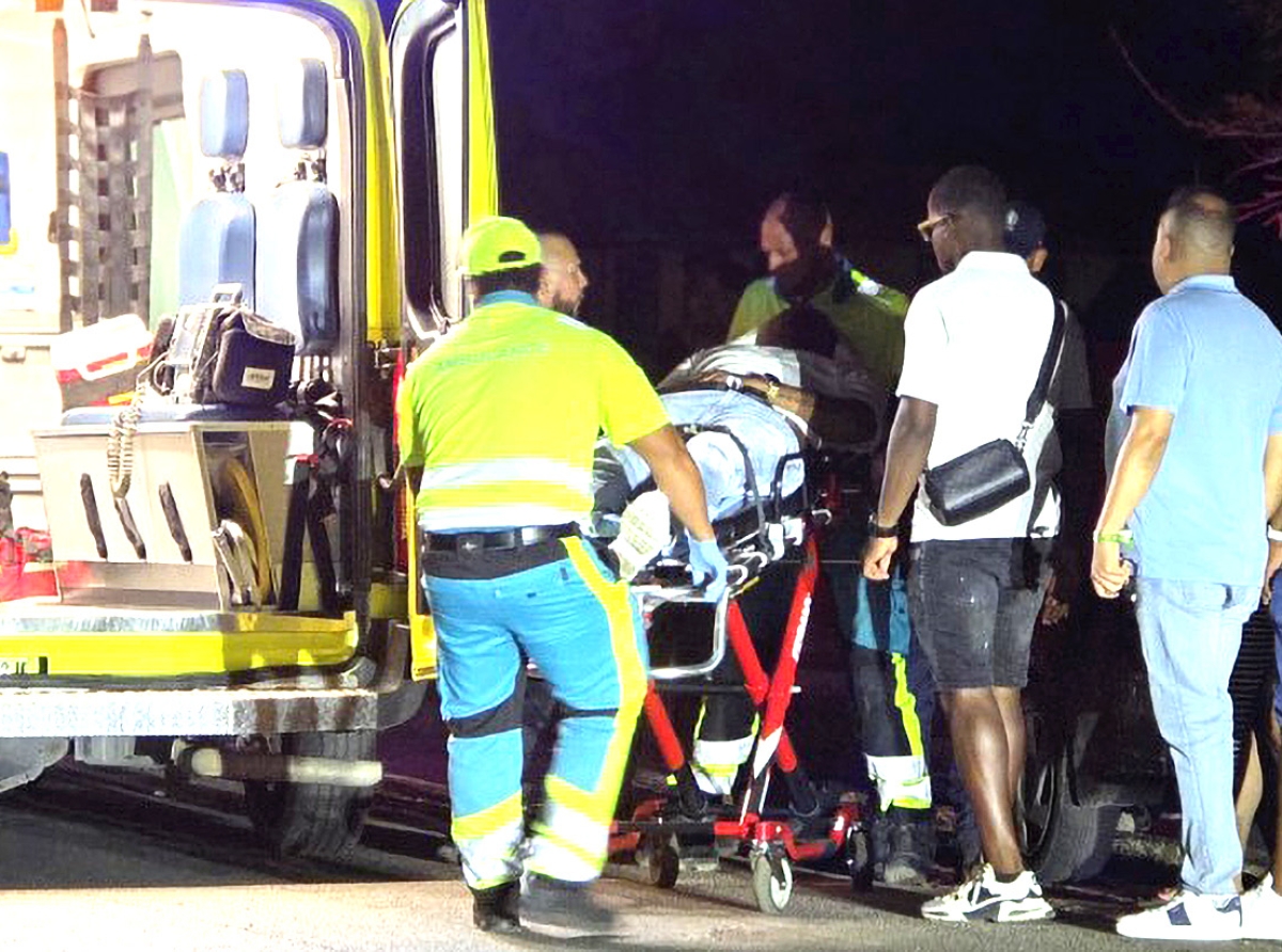 Accident di dos auto riba Avenida Nelson Oduber y palo di luz a wordo ranca