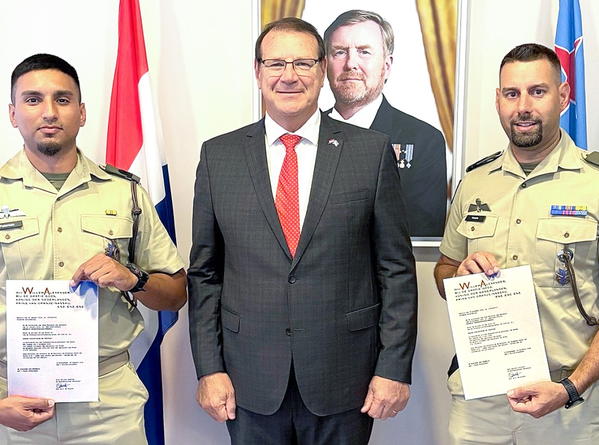 Dos marinier Arubiano a ricibi nan Decreto Real