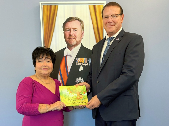 Esmeralda Tromp-Jacobs a presenta Gobernador su buki nobo