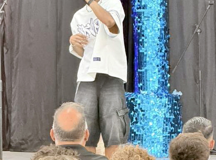 Artista Kev a bay duna mini-concierto na EPB Oranjestad