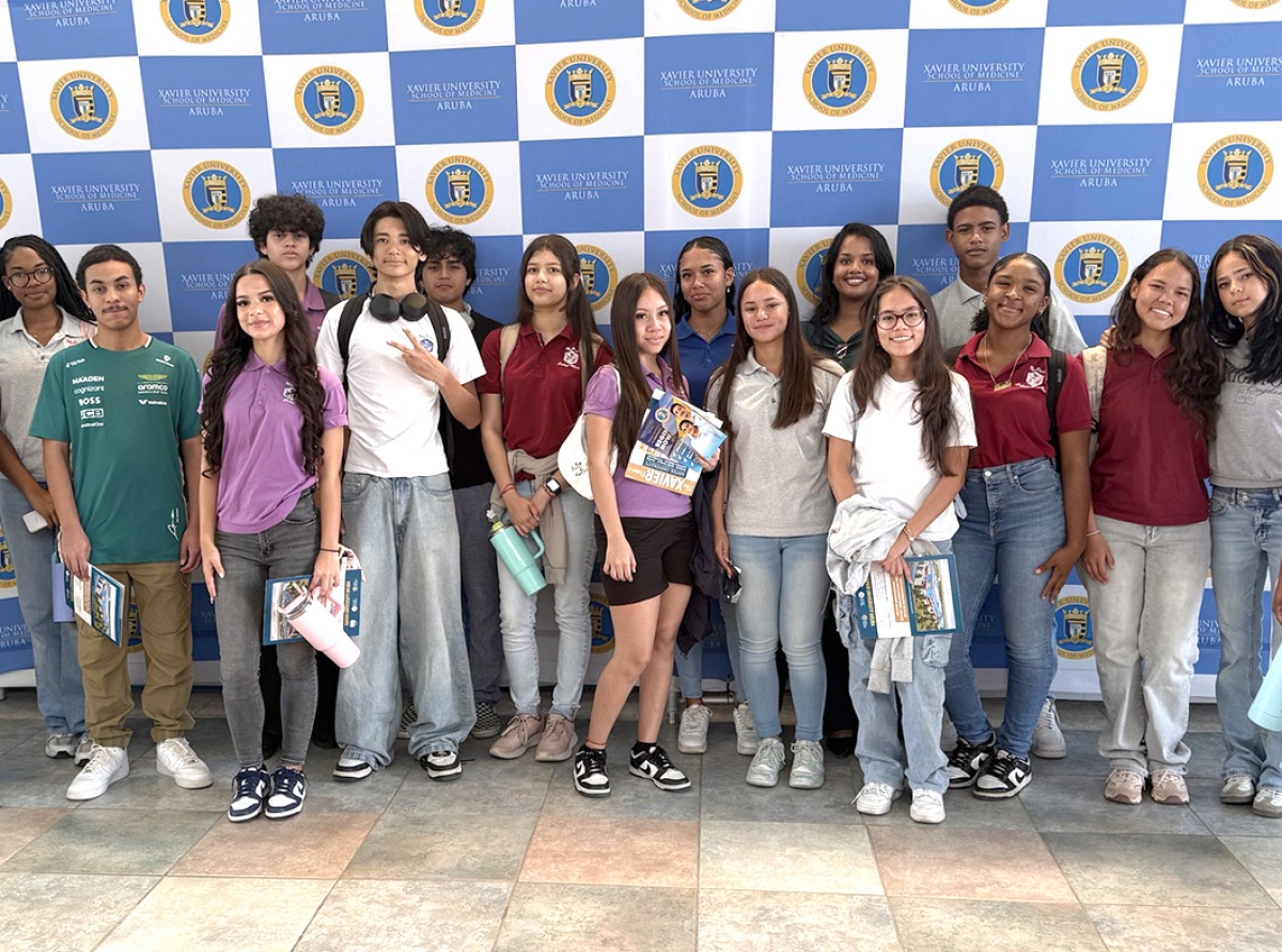 Alumnonan di Mon Plaisir HAVO y VWO a bishita Xavier University