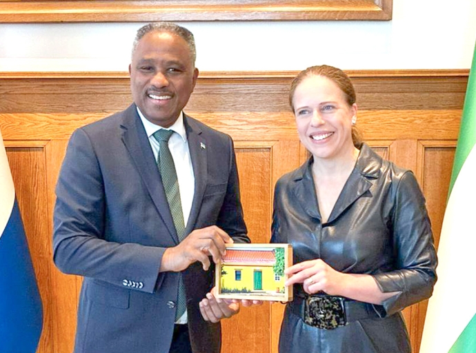 Minister di Husticia Arthur Dowers a reuni cu Burgemeester Carola Schouten na Rotterdam