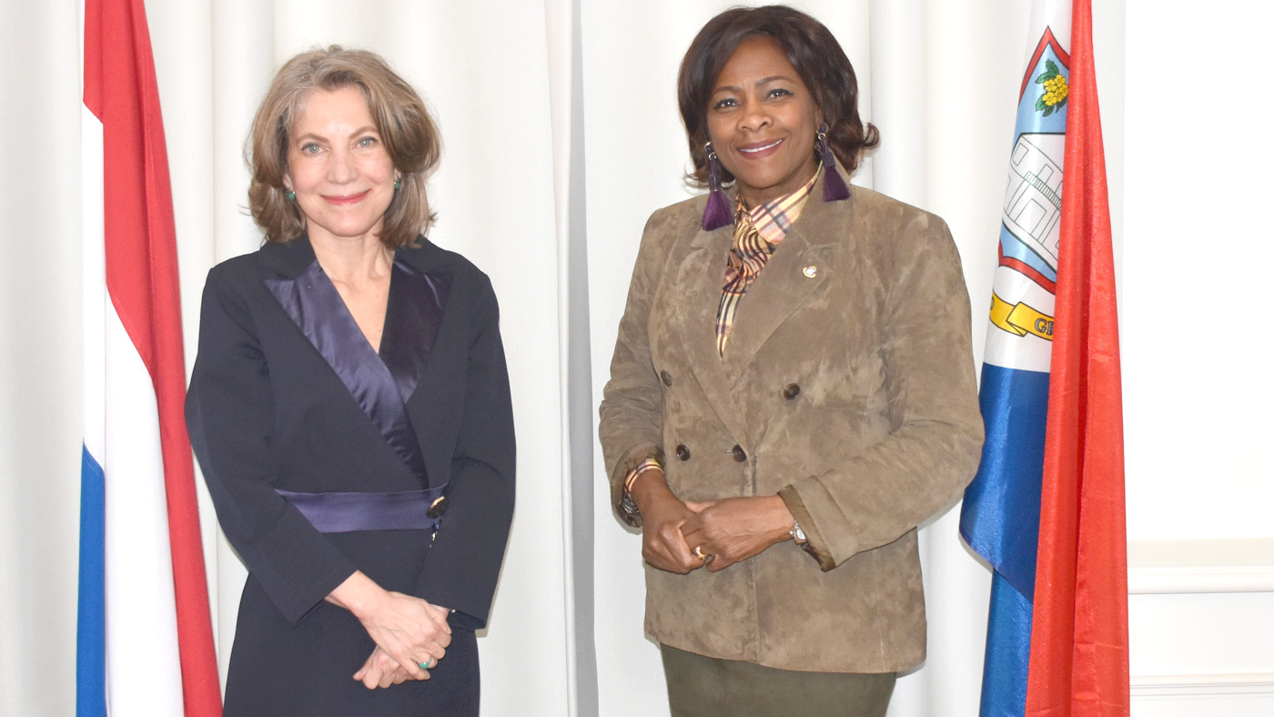 Minister Plenipotenciario Mildred Schwengle cu bishita di cortesia cerca Minister Plenipotenciario di Sint Maarten
