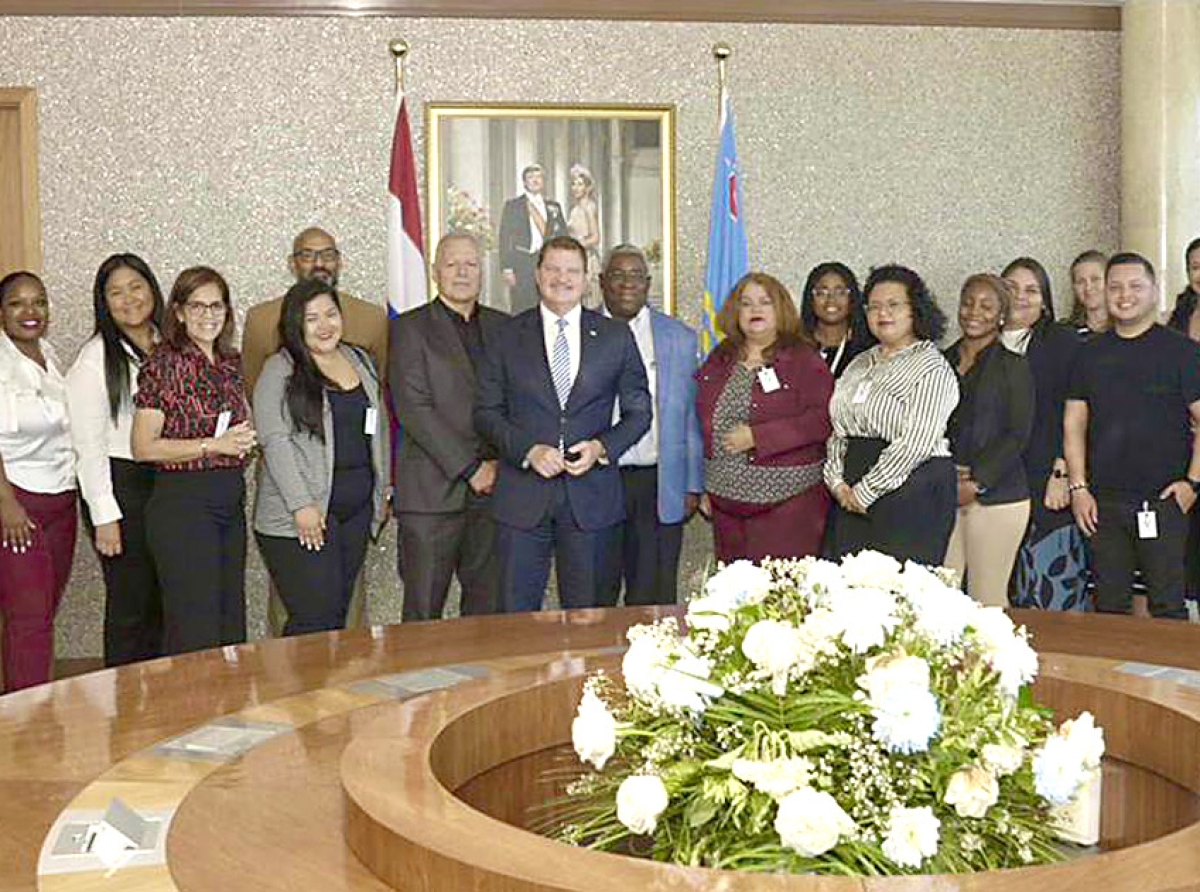 Studiantenan di Universidad di Aruba ta conoce gobernacion di cerca