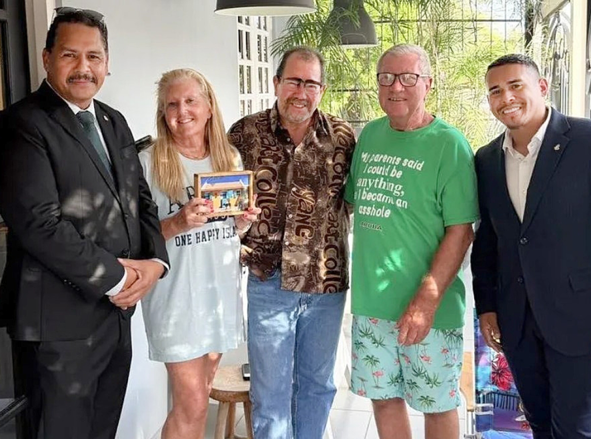 Ministro a honra pareha turista cu a bishita Aruba ya pa 284 biaha