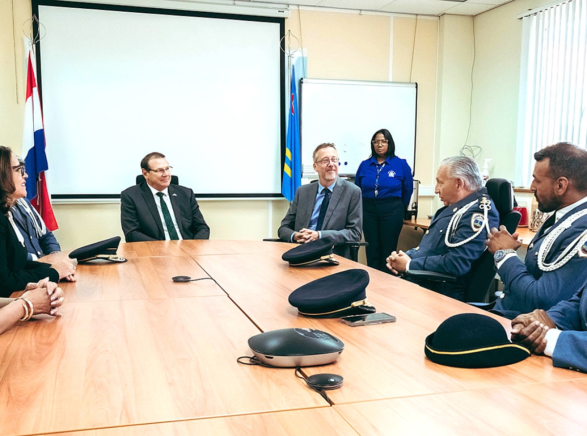 Gobernador a haci bishita na Cuerpo Policial di Aruba