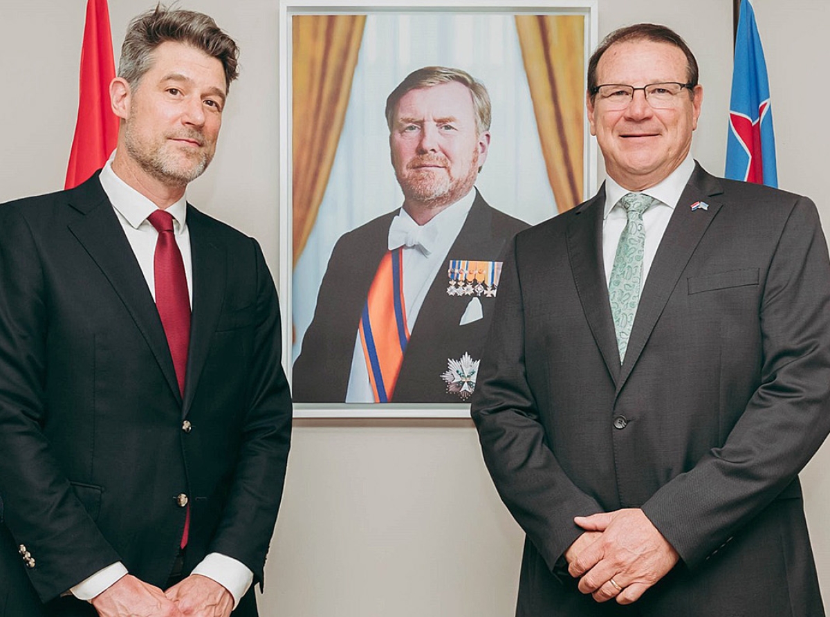 Hues nobo di Corte Comun a huramenta dilanti Gobernador