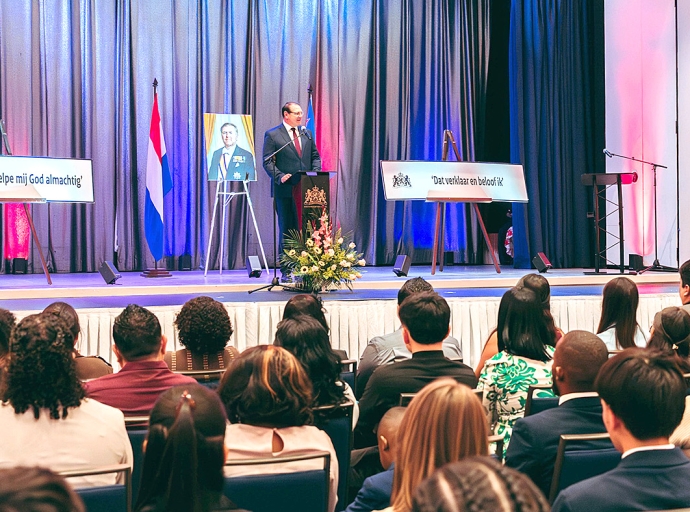 Grupo di hende a naturalisa pa nacionalidad Hulandes