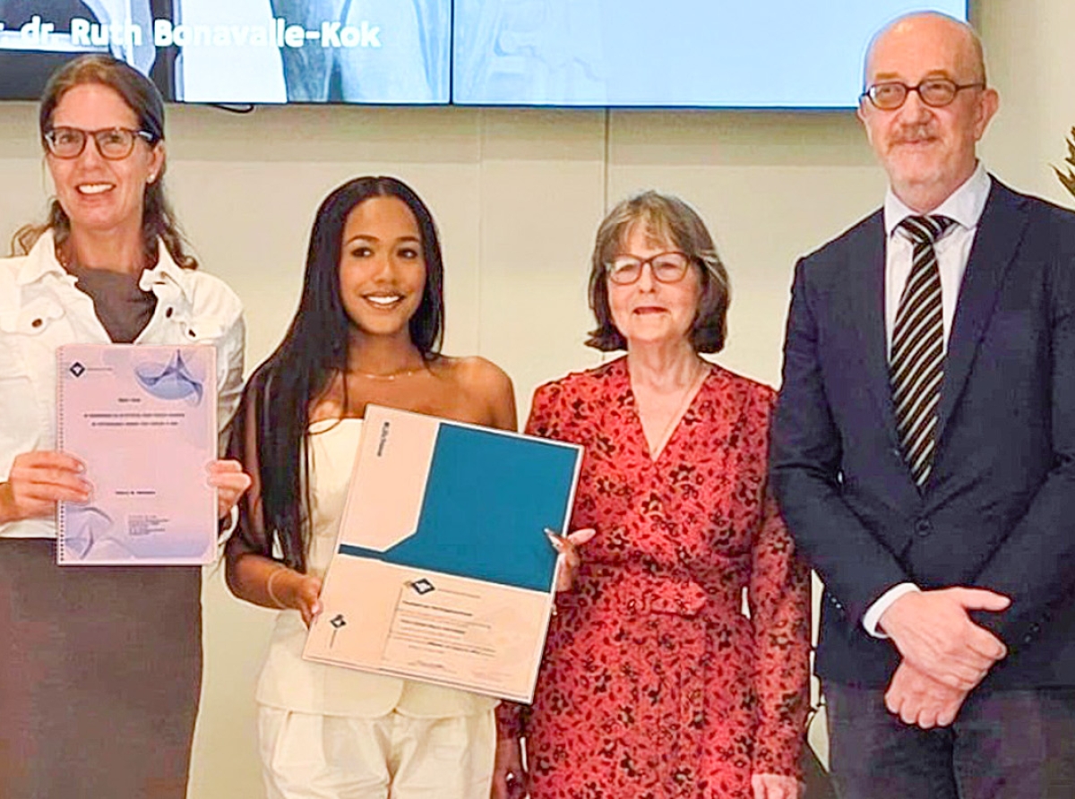 Tahra Henriquez a gradua na Universidad di Aruba