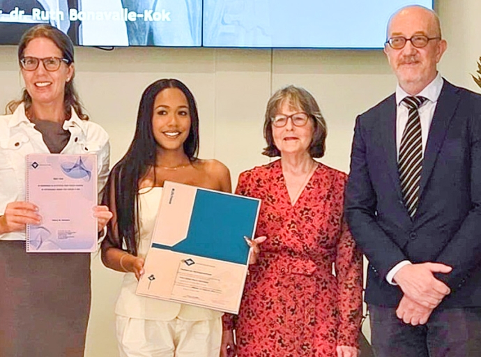 Tahra Henriquez a gradua na Universidad di Aruba