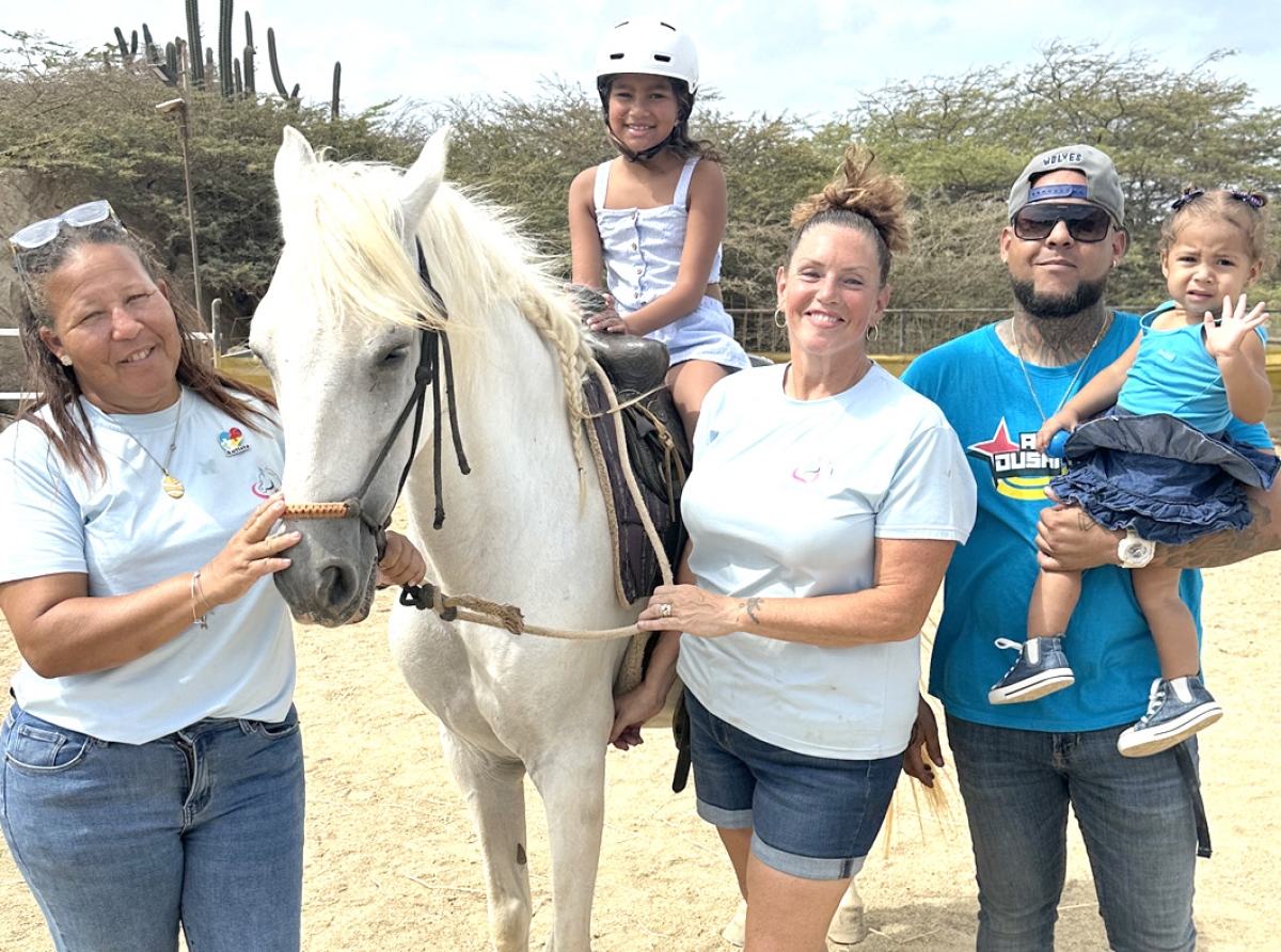 Union entre Hoofs of Hope y Sensory Gym Aruba ta un experiencia special di Hippoterapia pa muchanan cu autismo